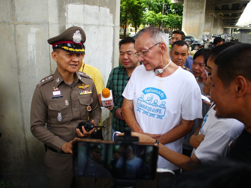 อุปสรรคของการใช้เสรีภาพตามพ.ร.บ.ชุมนุมฯ: ตำรวจพยายามเต็มที่ไม่ให้เดินยื่น 13,409 รายชื่อ “ปลดอาวุธ คสช.”