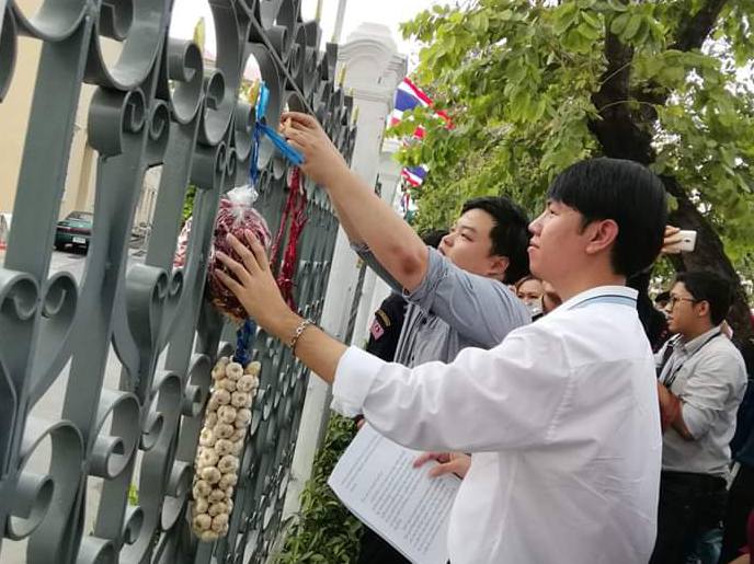 แขวนพริกเกลือแขวนกระเทียมรั้วทำเนียบฯ ประท้วงนายกฯ: ปัญหานิยามของ “การชุมนุมสาธารณะ” แบบไทยๆ